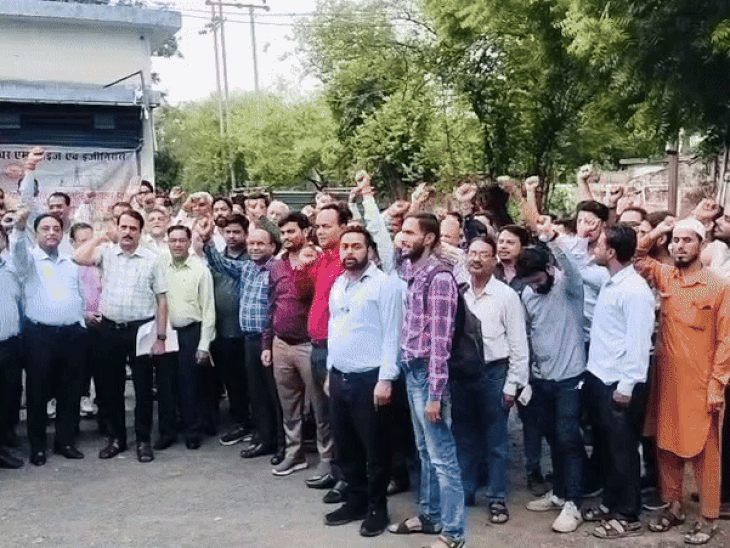 भोपाल में बिजली कर्मचारियों का प्रदर्शन तेज, संविदा नियमितीकरण समेत 9 सूत्रीय मांगों को लेकर नाराजगी