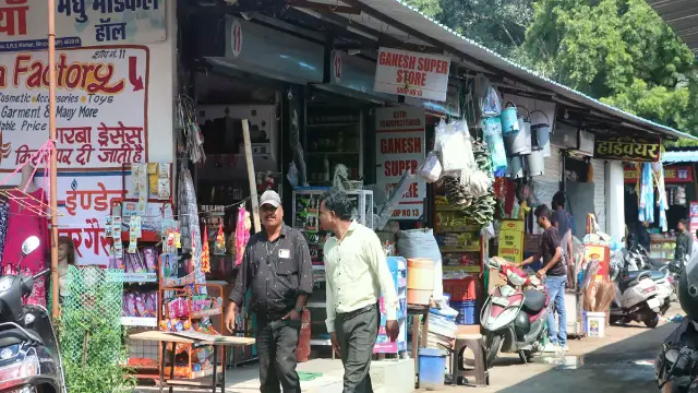 सीलिंग के बीच रिहायशी इलाके में बसा दिया बाजार, री-डेवलपमेंट के नाम पर खेल मैदान में शिफ्ट कीं 65 दुकानें