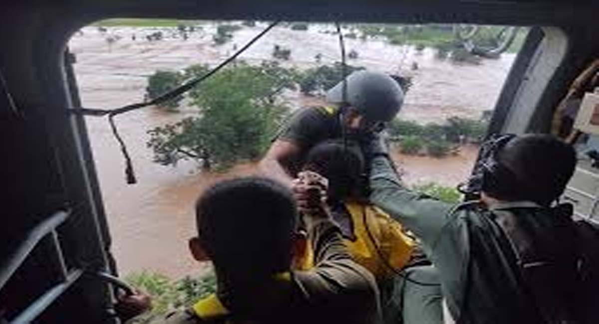 बस्तर में बाढ़ का कहर, कार बहने से चार की मौत, छतों पर फंसे 6 लोगों को हेलीकॉप्टर से किया रेस्क्यू