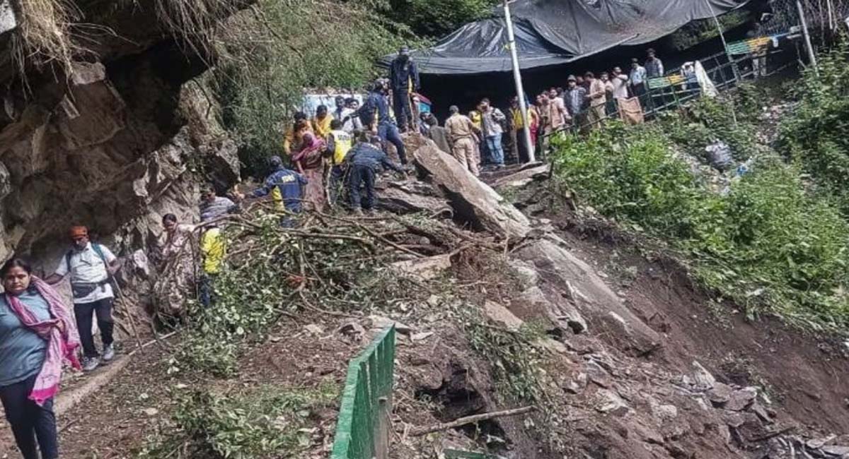 अर्धकुंवारी में भूस्खलन से बड़ा हादसा, तीसरे दिन भी वैष्णो देवी यात्रा बंद, बीच रास्ते में फंसे श्रद्धालु
