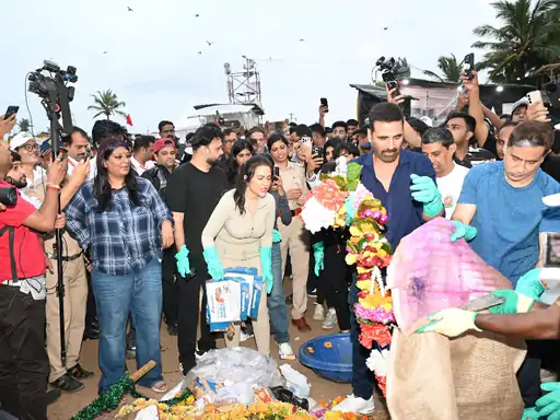 गणपति विसर्जन के बाद चला सफाई अभियान, अक्षय कुमार और महाराष्ट्र CM की पत्नी ने उठाया कचरा
