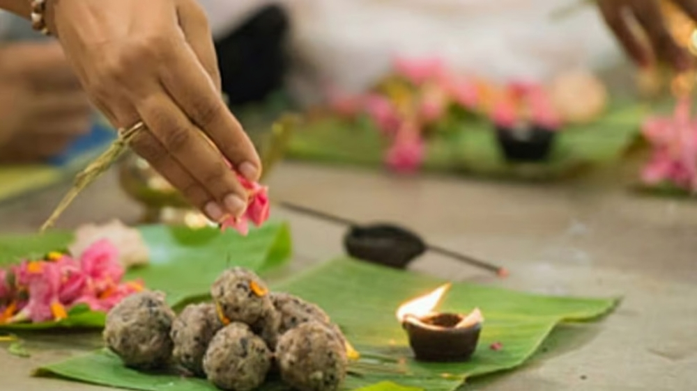 कैसे तर्पण से पितरों की आत्मा को मिलती है शांति, शास्त्रों में छिपा है रहस्य, जानें तर्पण का सही तरीका