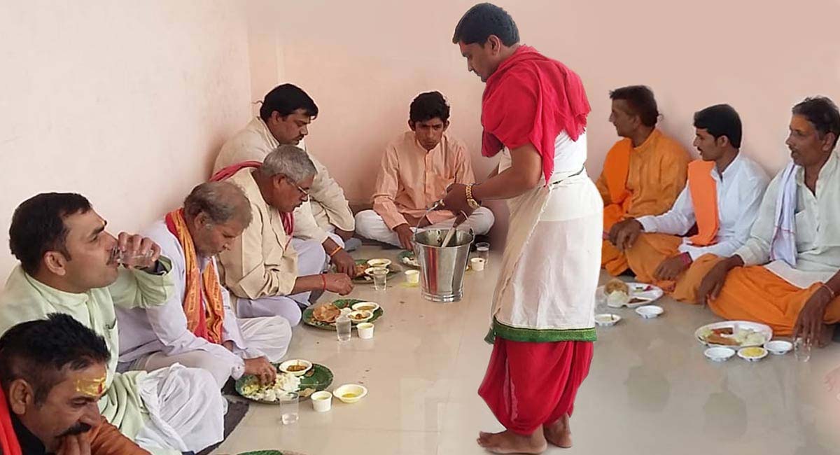 पितृ पक्ष में ब्राह्मण भोजन कराते समय न करें ये भूल, वरना पुण्य के बजाय मिलेगा पाप