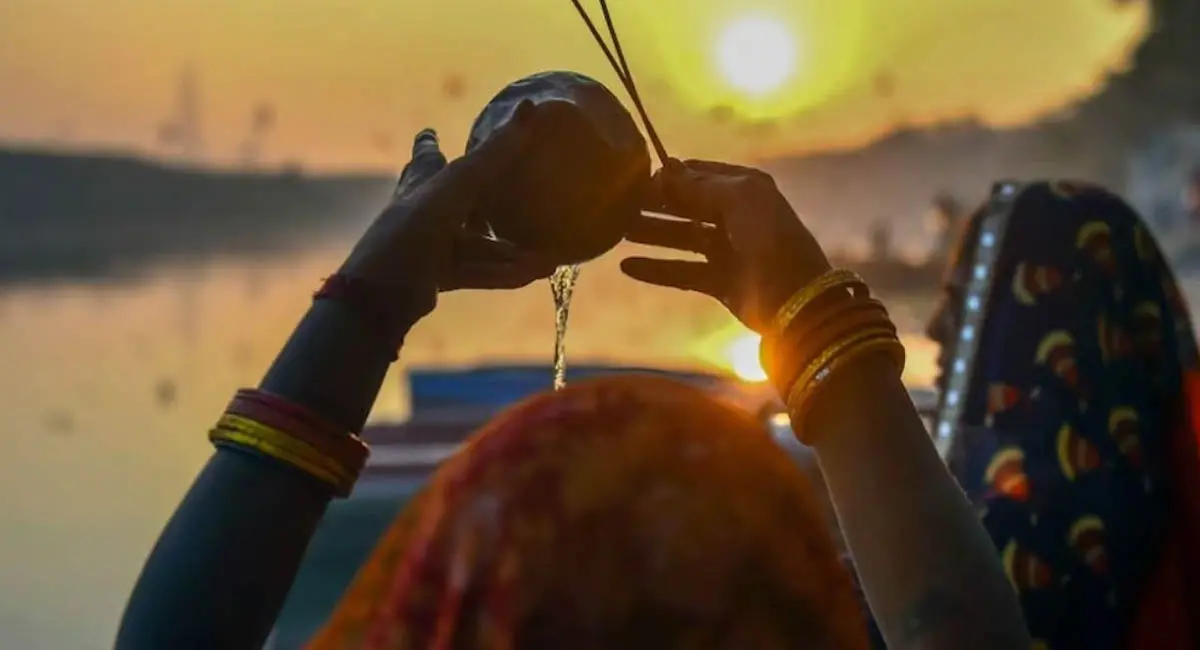 छठ पूजा में डूबते सूर्य को क्यों दिया जाता है अर्घ्य? जानिए सूर्यदेव की पत्नी प्रत्यूषा से जुड़ी धार्मिक मान्यताएं