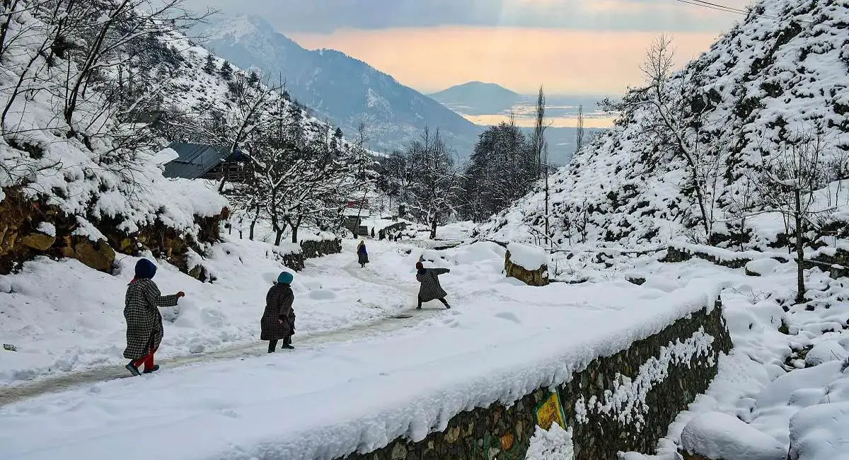 दिल्ली-यूपी में ठंड ने दस्तक दी, कश्मीर-हिमाचल में बर्फबारी शुरू, 12 राज्यों में बारिश का अलर्ट