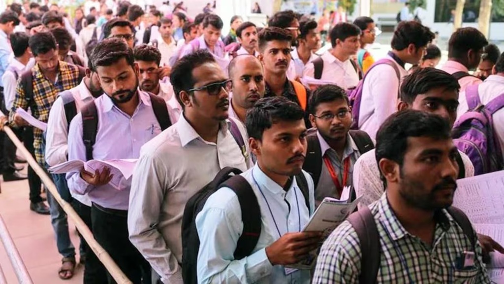 देश में रोजगार सृजन की गति संतोषजनक, जुलाई में घटकर 5.2% पर आई बेरोजगारी दर