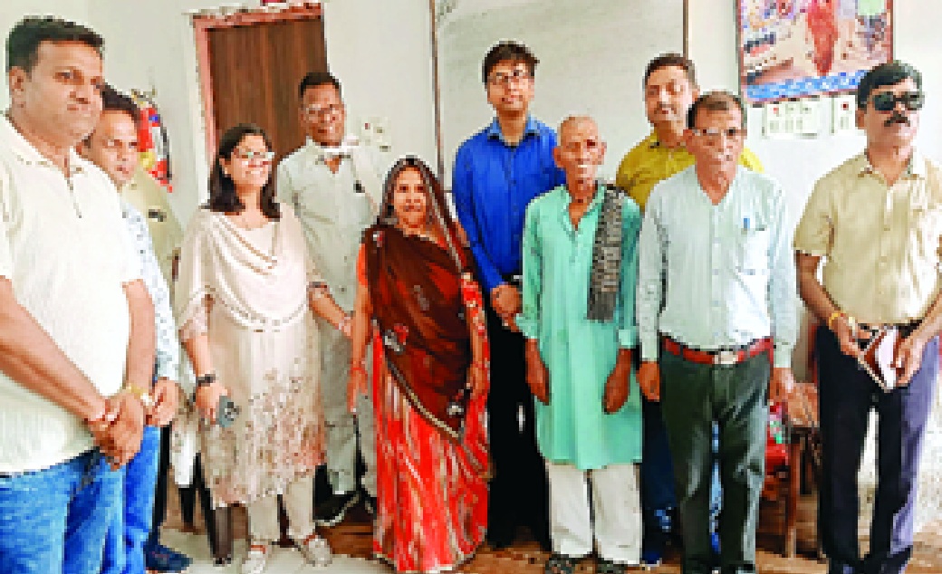 सालों तक अपनों से बिछड़ने का दर्द सहा, आधार की स्कैनिंग के दौरान सामने आई परिवार की जानकारी     