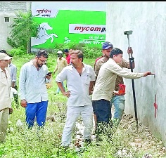 पाई-पाई जोड़कर प्लॉट खरीदा, लोन लेकर मकान बनाया.. अब पता चला जमीन सरकारी, सता रहा तोड़े जाने का डर