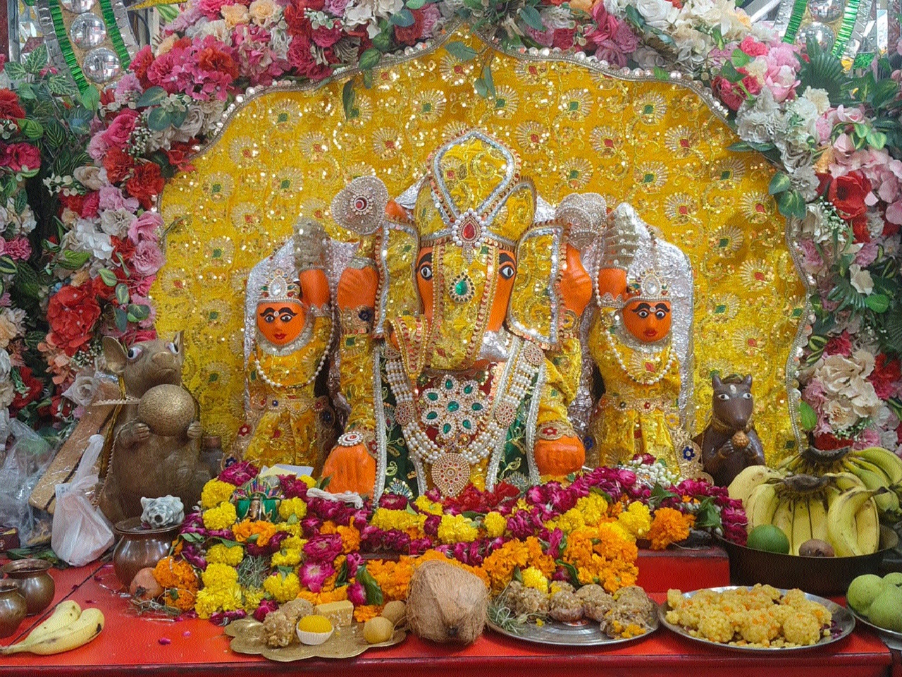 मुंबई के सिद्धि विनायक जैसी है ग्वालियर में 350 साल पुराने अर्जी वाले गणेश जी की लाल पत्थर से बनी मूर्ति