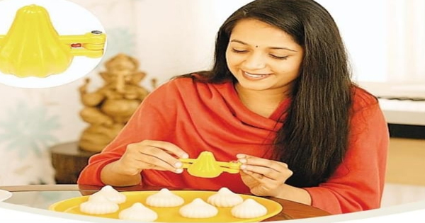 बच्चों के पसंदीदा कोकोनट मैकरून और मोदक बना रहे शेफ एवं होमबेकर