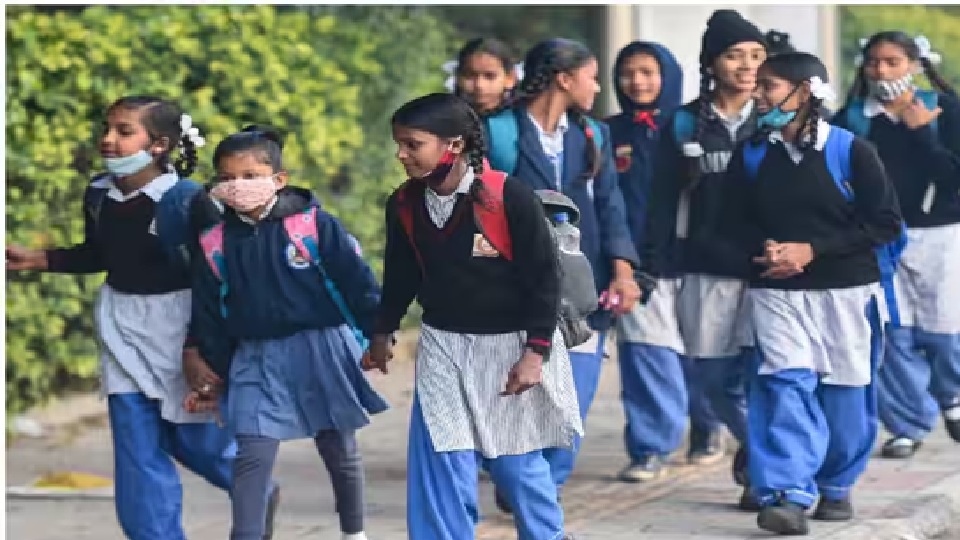 पर्याप्त बजट होने के बावजूद प्रदेश के 12,613 सरकारी स्कूलों में बालिका शौचालय बंद पड़े या प्रयोग लायक नहीं