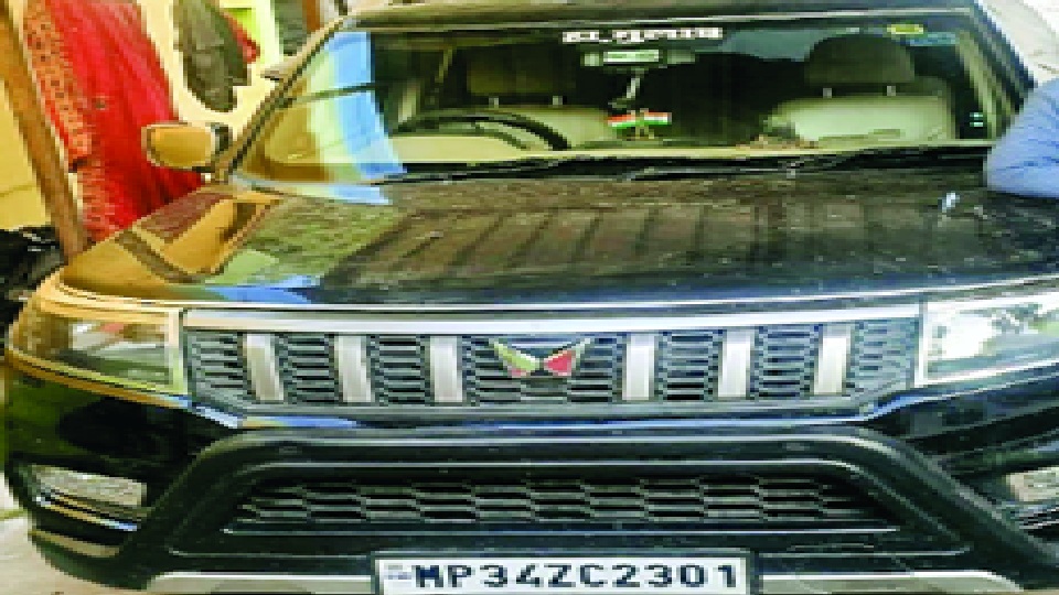 बसिया पंचायत दमोह के सरपंच ने 11 लाख की गाड़ी खरीदी, एंबुलेंस बनाकर ग्रामीणों को कर दी समर्पित