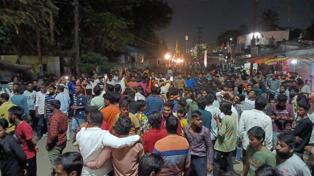 भोपाल में गणेश विसर्जन जुलूस पर अज्ञात लोगों ने किया पथराव, प्रतिमा खंडित, गुस्साए लोगों ने लगाया जाम