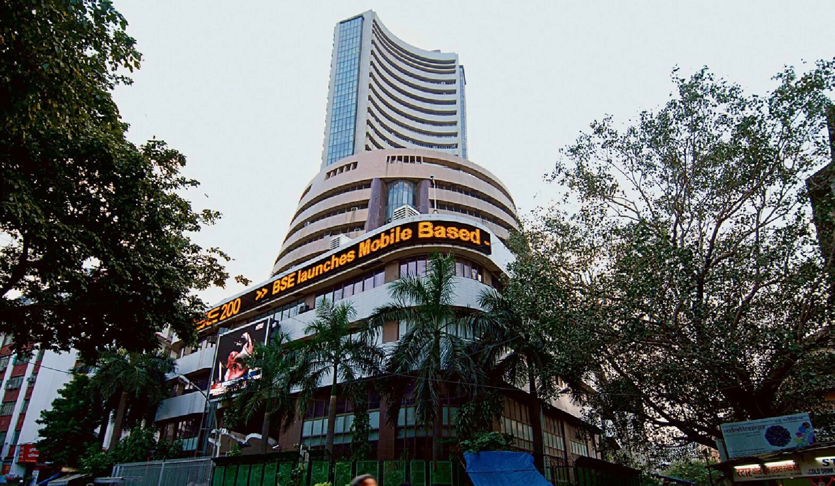 शेयर बाजार : दोपहर के बाद दिन के निचले स्तर से 331.82 अंक उछला सेंसेक्स, निफ्टी ने 25000 का अहम स्तर फिर पार किया