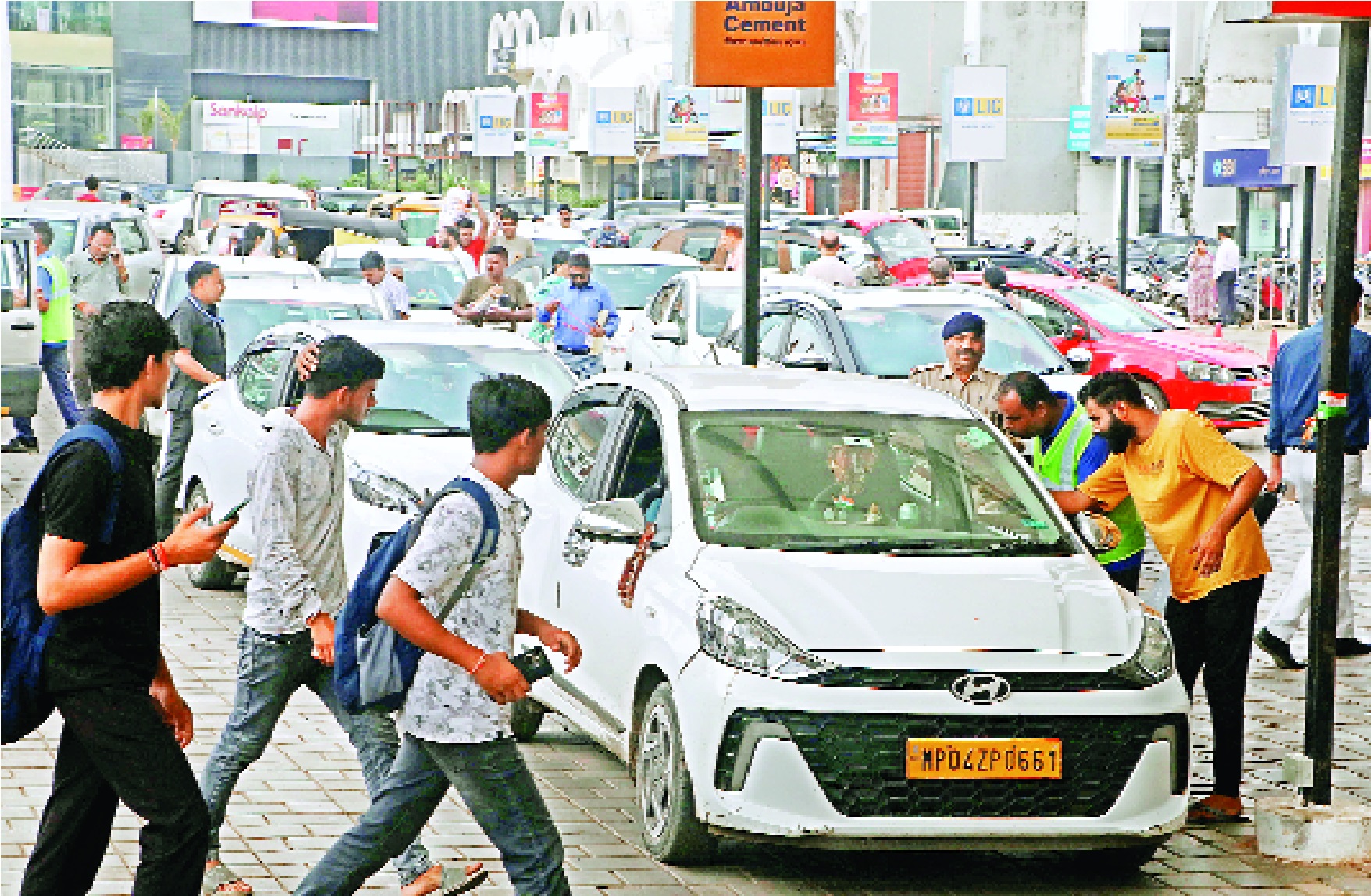RKMP स्टेशन: ड्रॉप एंड गो का समय 15 मिनट... टर्न संकरा होने से 25 मिनट में निकल पाते हैं वाहन, चुकाने पड़ते हैं 20 रुपए 