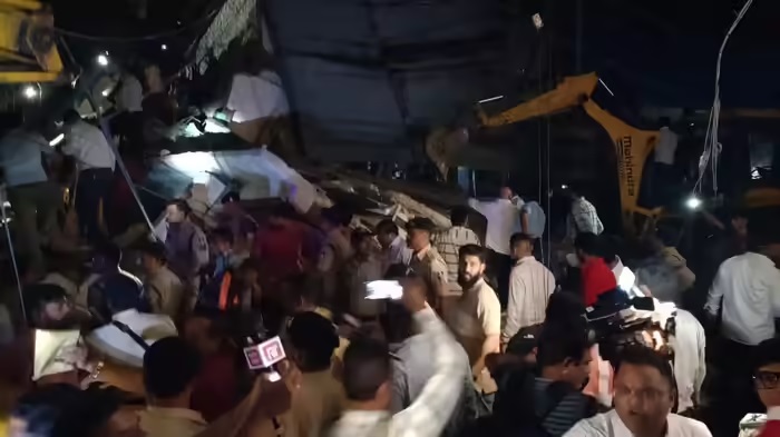 इंदौर में तीन मंजिला इमारत भरभराकर गिरी, 13 लोग घायल, बचाव कार्य जारी 