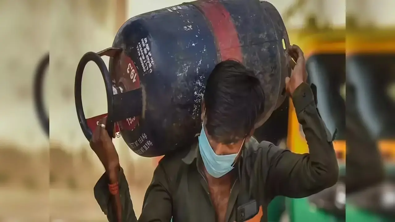 कॉमर्शियल एलपीजी सिलेंडर में 15.50 रुपए बढ़े, एटीएफ की कीमत में 3,052.50 रुपए प्रति किलोलीटर की बढ़ोतरी