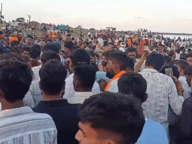 खंडवा में दुर्गा विसर्जन के दौरान हादसा, तालाब में पलटी ट्रैक्टर-ट्रॉली, 8 बच्चियों समेत 11 लोगों की मौत 