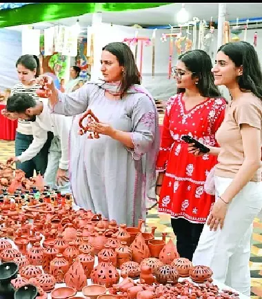 दिवाली एग्जीबिशन से यंगस्टर्स को मिल रहा हैंडमेड आइटम्स सेल करने का प्लेटफॉर्म