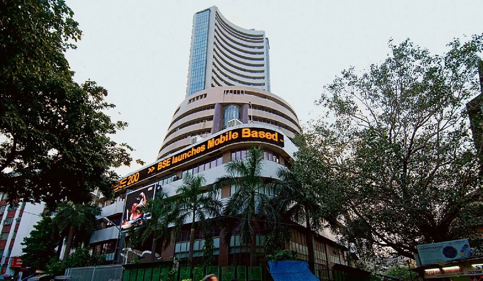 शेयर बाजार में तेजी: सेंसेक्स 200 अंक ऊपर, निफ्टी 25,200 के पार, आईटी शेयरों में देखने को मिली मजबूती