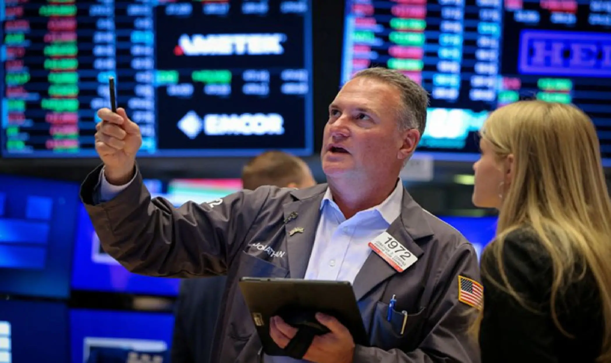 टेक शेयरों में तेजी की वजह से वॉल स्ट्रीट के प्रमुख सूचकांक लगातार तीसरे दिन रिकॉर्ड ऊंचाई पर बंद हुए