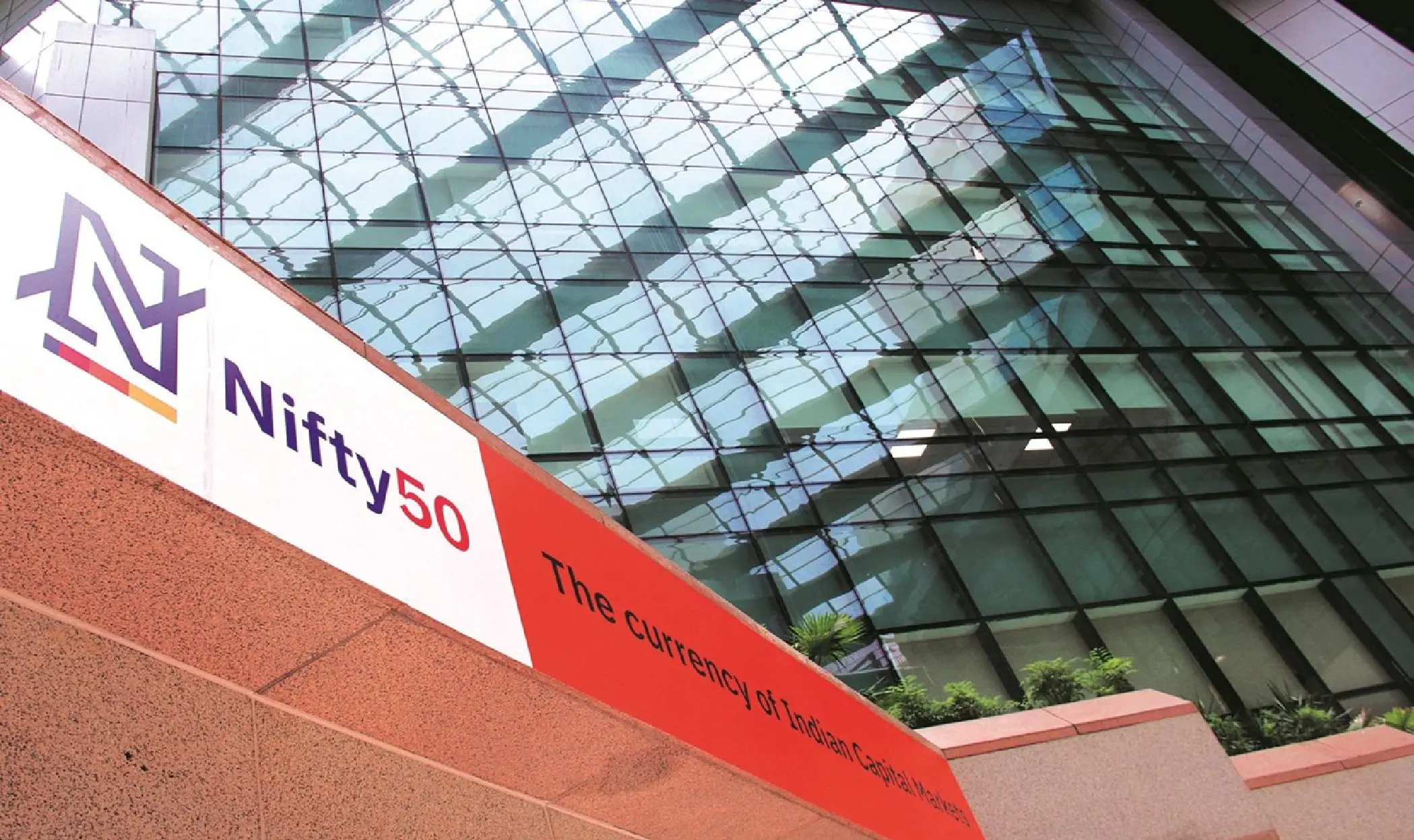 रिकॉर्ड ऊंचाई से करीब 2% फिसला एनएसई का निफ्टी, निकट अवधि में सीमित दायरे में कारोबार होने की संभावना