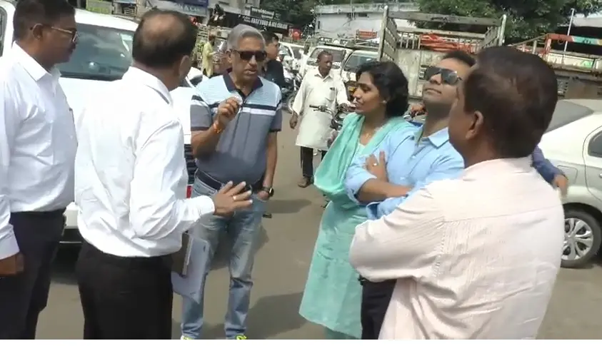 शहर की उधड़ी सड़कें देखने पहुंचे एसीएस, खुद संभाला कार का स्टेयरिंग