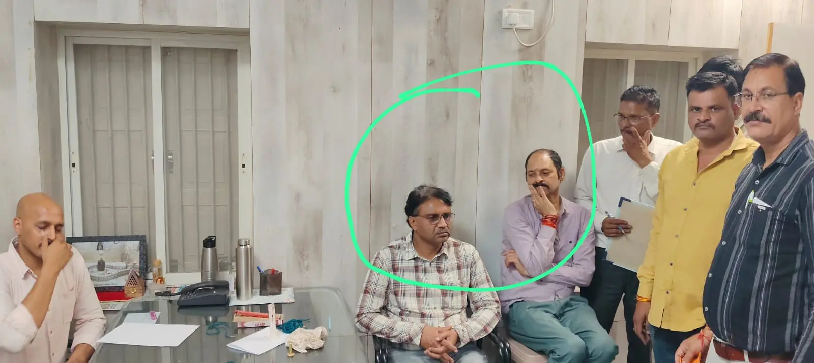 इंदौर में पीडब्ल्यूडी के दो इंजीनियर रिश्वत लेते गिरफ्तार: 17 लाख के पेमेंट के बदले ले रहे थे 90 हजार की घूस