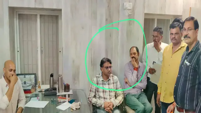 इंदौर में पीडब्ल्यूडी के दो इंजीनियर रिश्वत लेते गिरफ्तार: 17 लाख के पेमेंट के बदले ले रहे थे 90 हजार की घूस