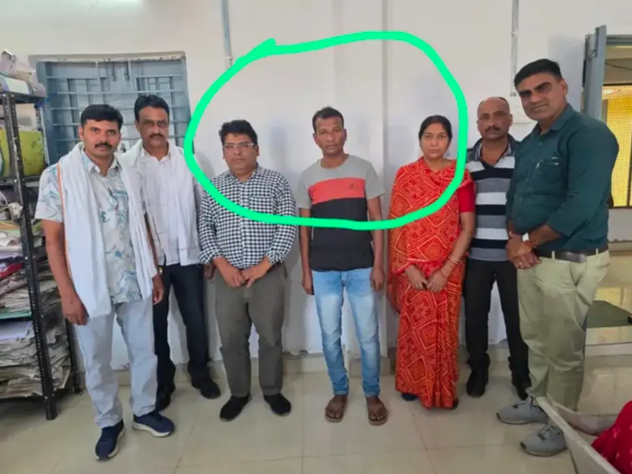 आजीविका मिशन के ब्लॉक मैनेजर सहित तीन को पशु सखी से 20 हजार रुपए की रिश्वत लेते लोकायुक्त पुलिस ने रंगे हाथों पकड़ा