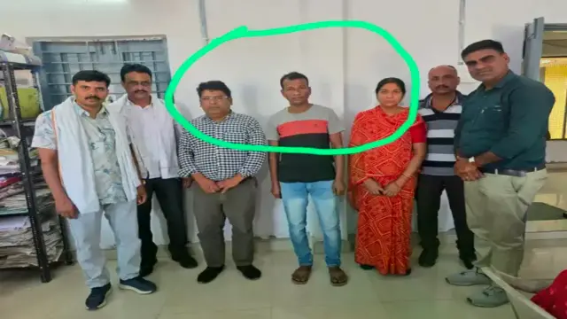 आजीविका मिशन के ब्लॉक मैनेजर सहित तीन को पशु सखी से 20 हजार रुपए की रिश्वत लेते लोकायुक्त पुलिस ने रंगे हाथों पकड़ा