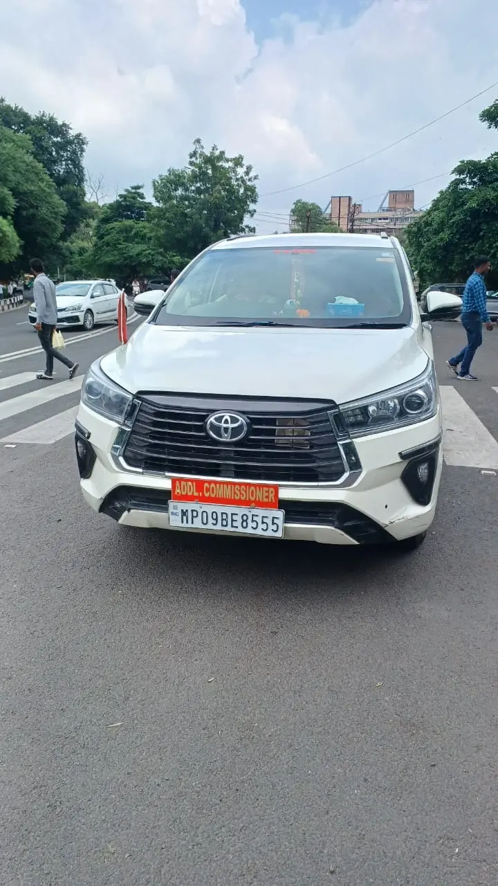 सरकार ने बनाए नियम, अफसर नहीं मानते, घूम रहे 30-30 लाख की गाड़ी में..!