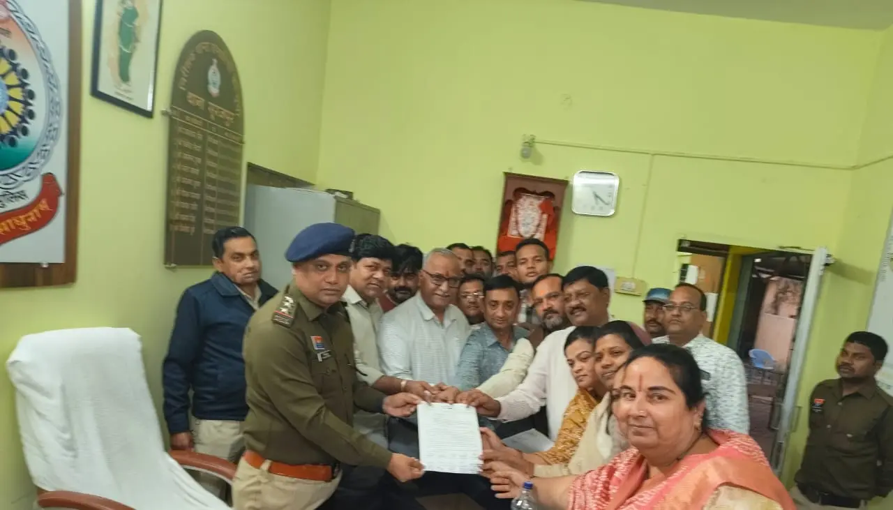 पूर्व विधायक बृहस्पत सिंह के बयान पर भड़के कांग्रेस नेता केस दर्ज कराने थाने पहुंचे