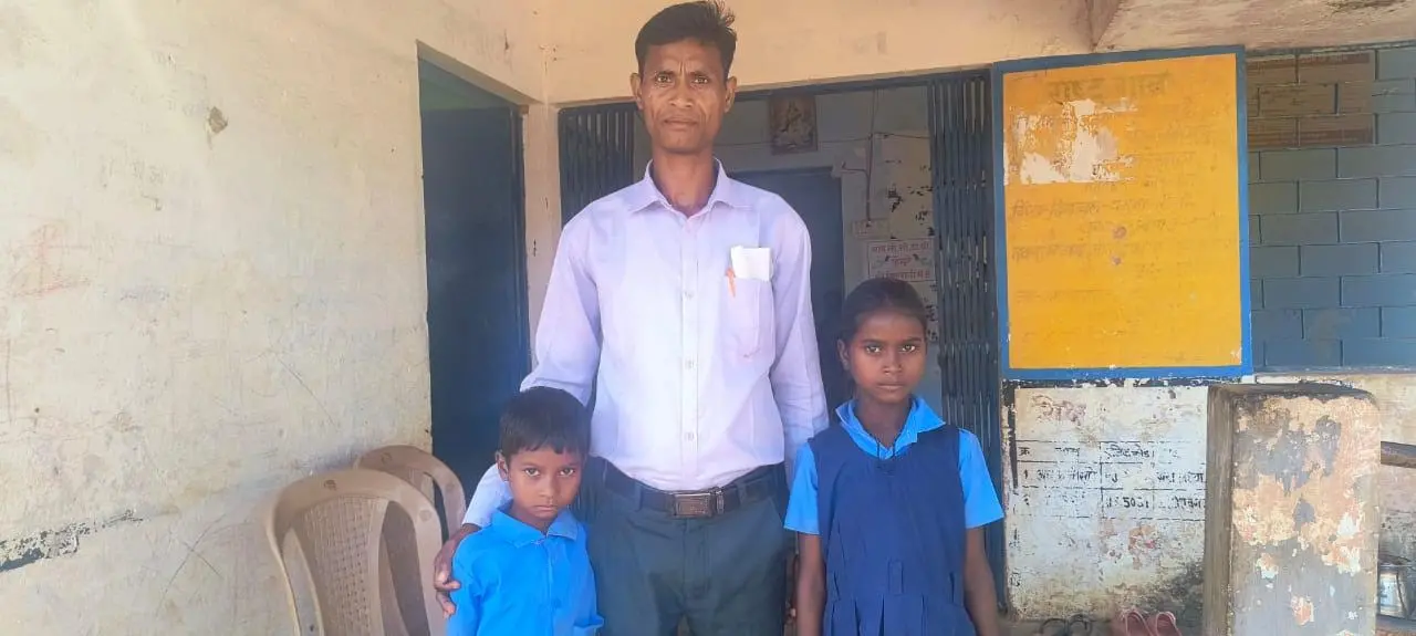 बच्चों की पढ़ाई के लिए घने जंगलों के बीच आदिवासी परिवारों के बीच ही रहने लगे शिक्षक राकेश धुर्वे