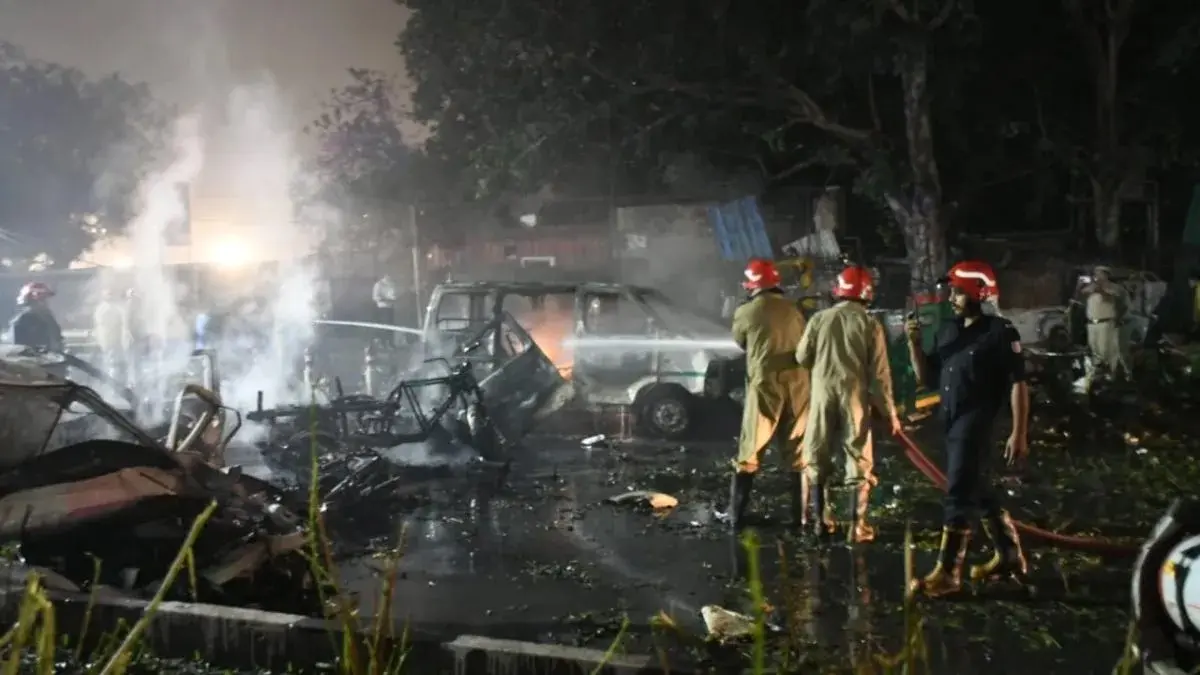 धीमे चल रही कार में हुआ धमाका, अंदर बैठे थे लोग