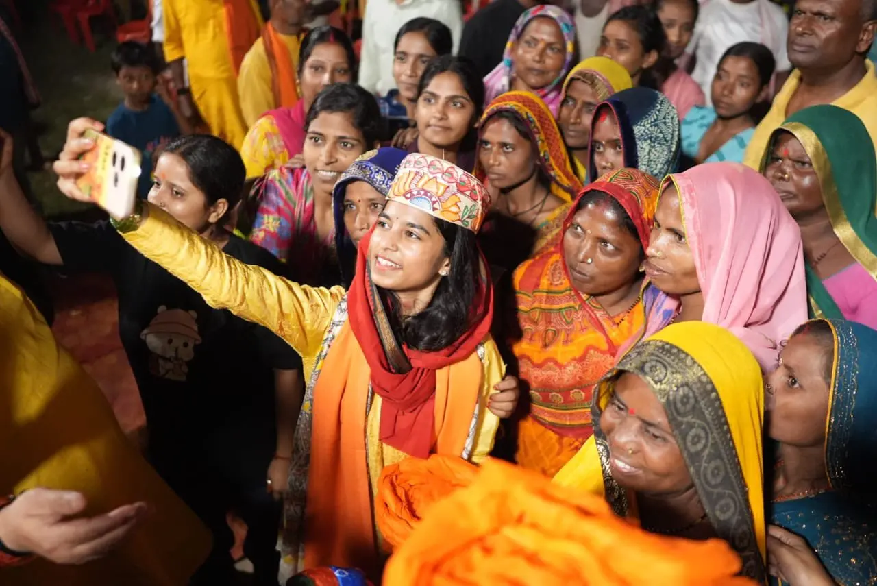 11 प्रत्याशियों को हराकर सबसे कम उम्र की विधायक बनीं मैथिली ठाकुर 