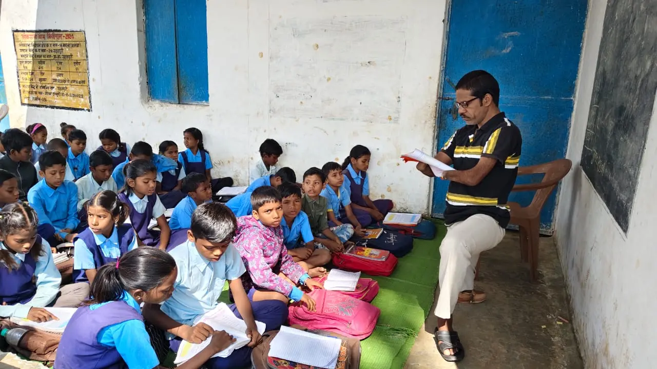 दोनो हाथ और एक पैर के पंजे के बिना शिक्षक भगवानदीन बने प्रेरणा