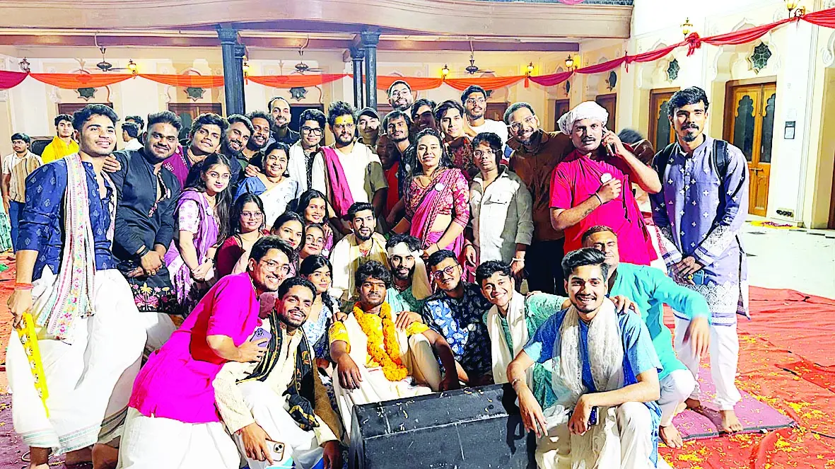 पब और डिस्को को छोड़कर अब हरे नाम कीर्तन पर थिरक रहे युवा