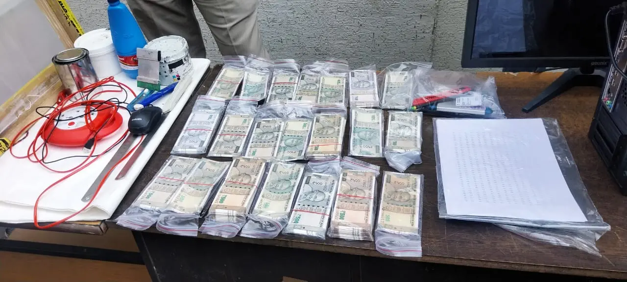 भोपाल में दसवीं पास युवक घर के अंदर छाप रहा था नकली नोट, 2.25 लाख के नोट बरामद 