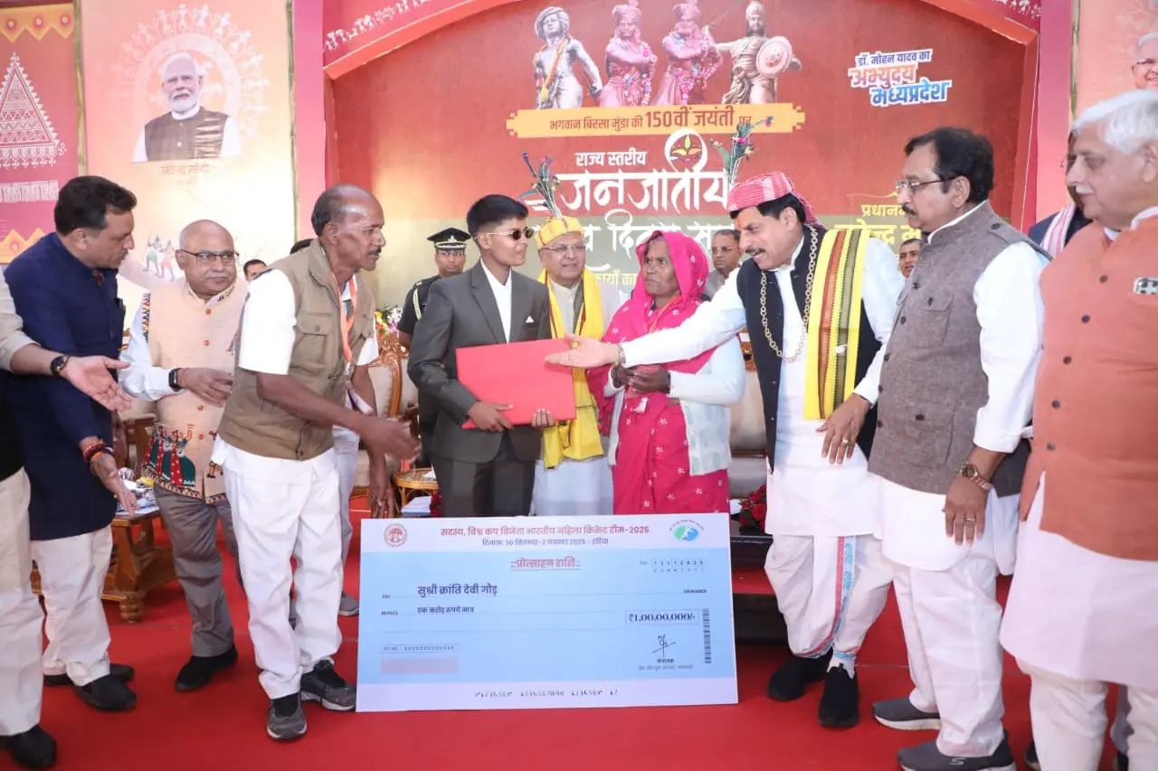 विमेंस वर्ल्ड कप विजेता भारतीय टीम की प्लेयर को क्रांति गौड़ को सीएम ने दिया एक करोड़ का चेक