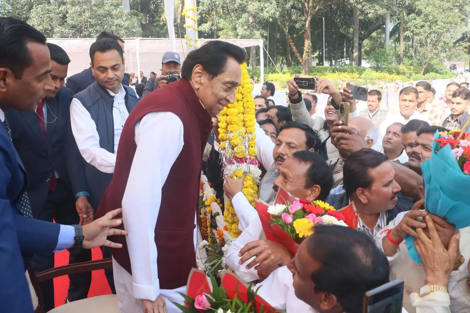  बर्थडे के बहाने फिर एक्टिव हुए कमलनाथ, 79 वर्षीय नेता को बधाई देने पहुंचे समर्थक