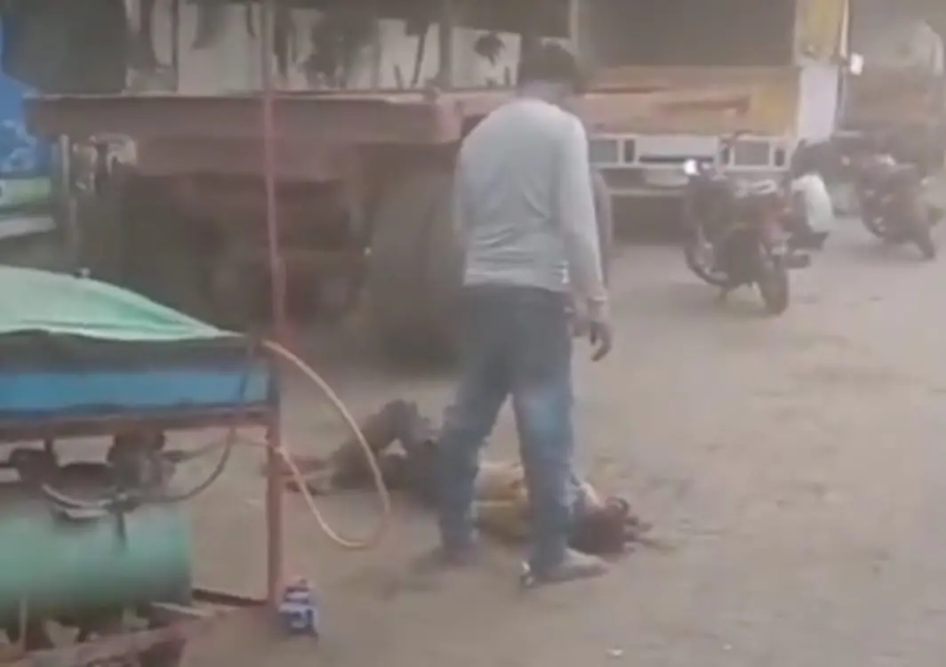  मंडीदीप में दिव्यांग युवक पर एक शख्स ने बीच बाजार पेशाब किया, वीडियो वायरल