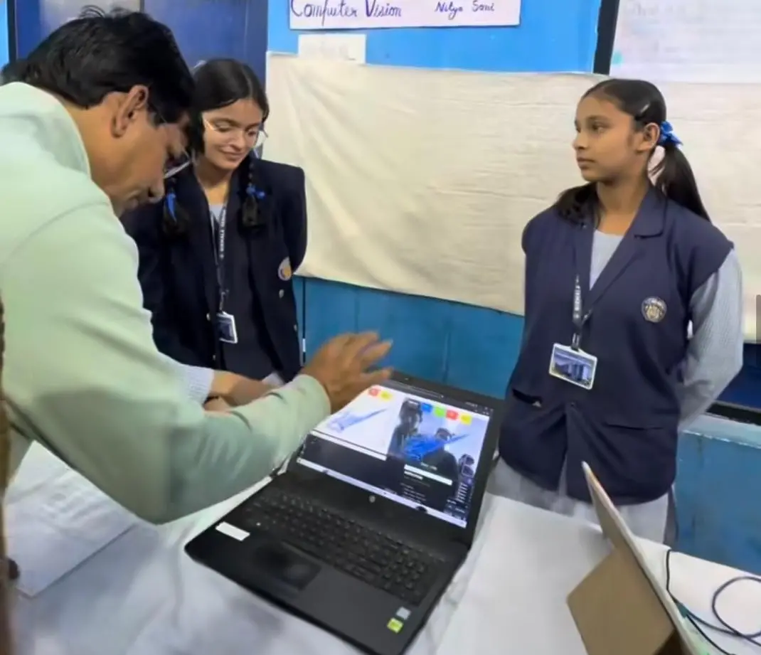 मंडला की छात्राओं ने बनाई हवा में लिखे अक्षरों को पढ़ने वाली AI मशीन