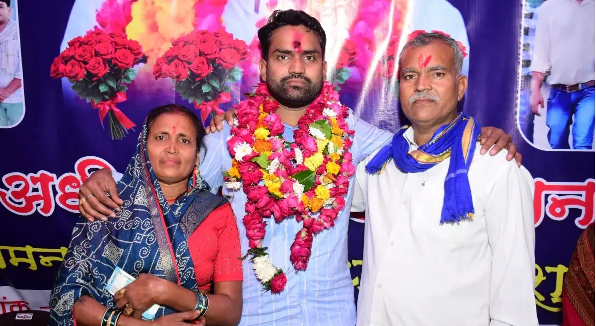 हाथों में हथकड़ी और दो बार जेल, गांव छोड़ा, मेहनत से कांधे पर सजे सितारे अब जैनेंद्र बने डीएसपी