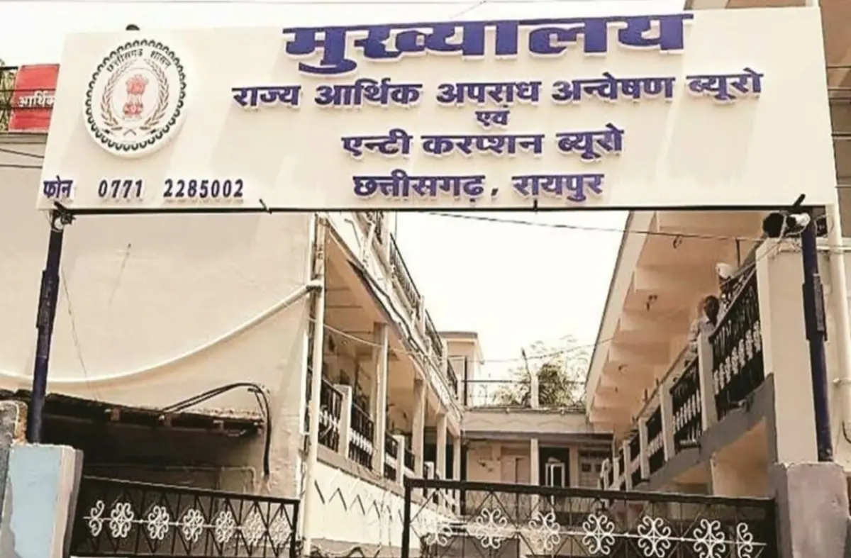  रायपुर में  करण ट्रैवल्स के दफ्तर में खंगाली नेताओं की यात्रा कुंडली