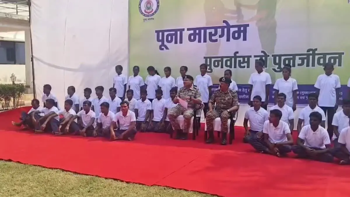 छत्तीसगढ़ में 1 करोड़ 19 लाख रुपए के इनामी 41 नक्सलियों ने किया सरेंडर