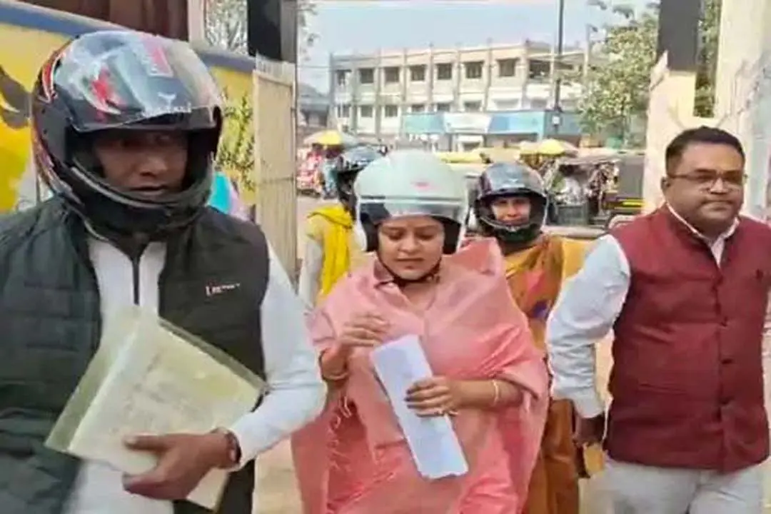 यह क्या....हेलमेट पहनकर नगर पालिका की बैठक में पहुंच गए भाजपा के पार्षद