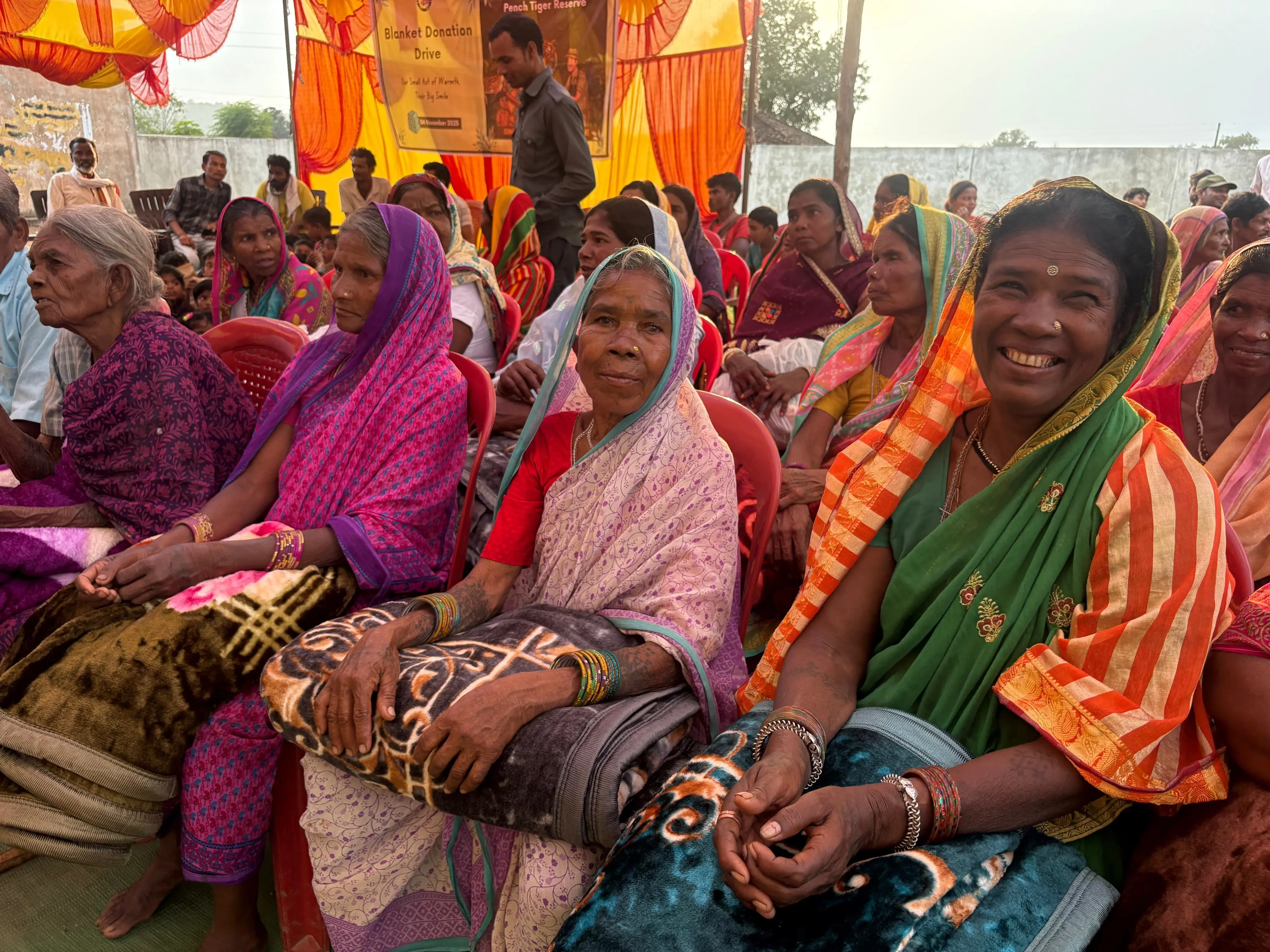 पेंच नेशनल पार्क के बफर जोन में आदिवासियों को अफसरों-पर्यटकों ने बांटे 5000 कंबल 