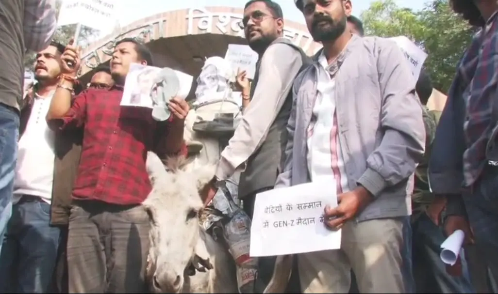 भोपाल में IAS संतोष वर्मा के पुतले को गधे पर बैठाकर जुलूस निकाला