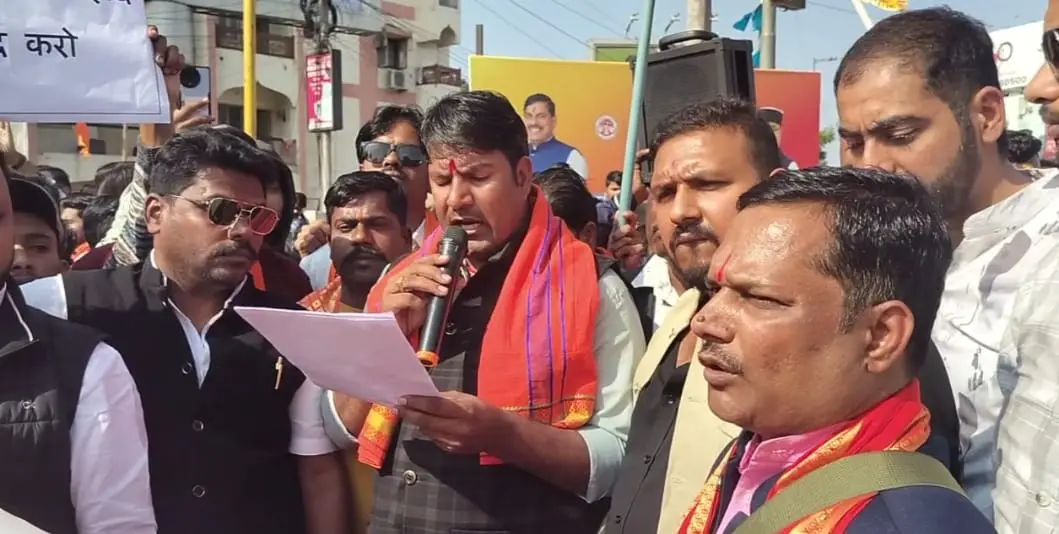 विहिप-बजरंग दल ने भोपाल में मौलाना मदनी का पुतला जलाया, NSA लगाने की मांग